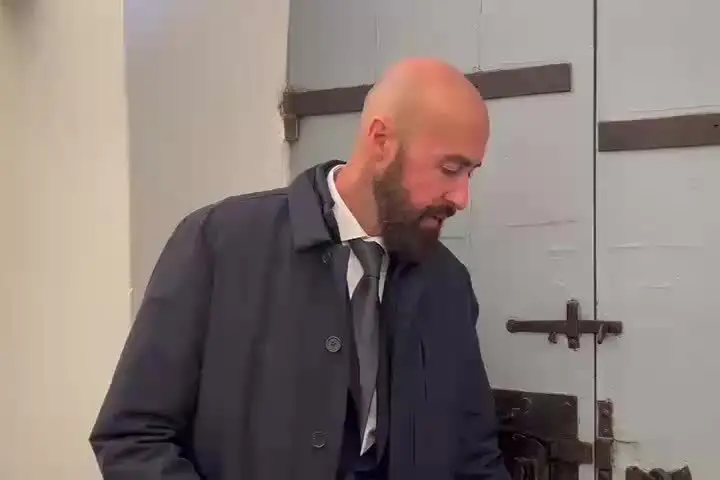 Stefano Lavra, presidente Isre, presenta la chiave originale della casa di Grazia Deledda