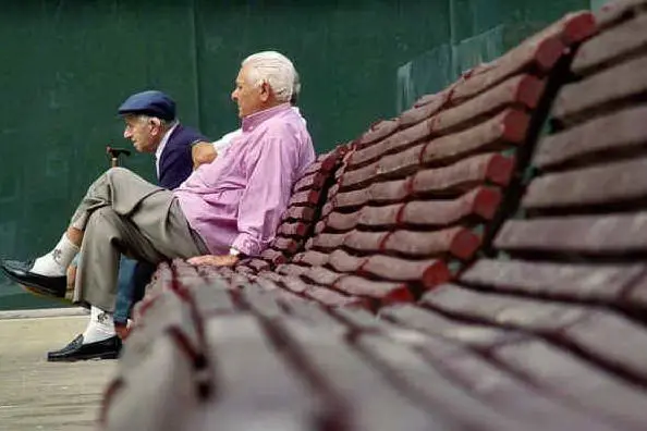 Anziani nelle panchine (Foto d'archivio)