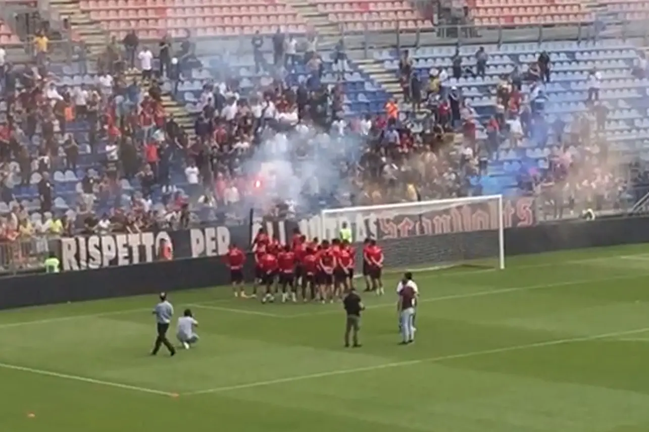 La squadra a confronto con i tifosi (Frame da video)