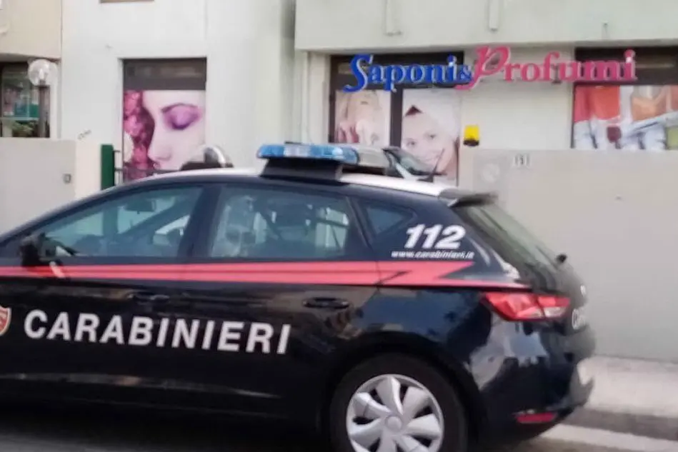 L'auto dei Carabinieri nel luogo del furto (foto @Carabinieri)