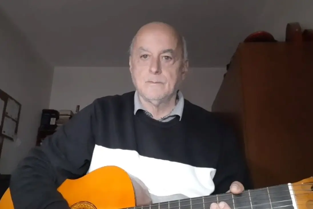 Domenico Bini esegue l'inno del Cala Gonone (Frame da video)