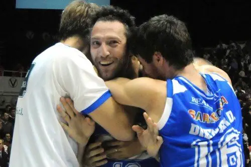 Una canestro da tre di Manuel Vanuzzo regala la semifinale alla Dinamo