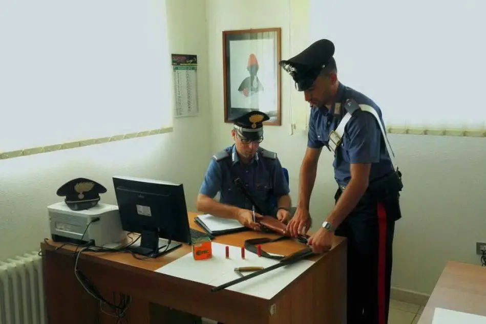 I carabinieri con l'arma sequestrata