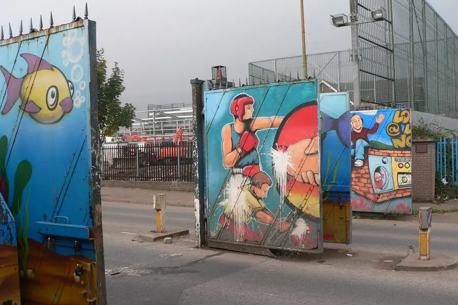 Porte d'accesso alla Peace Line di West Belfast (foto Wikipedia)