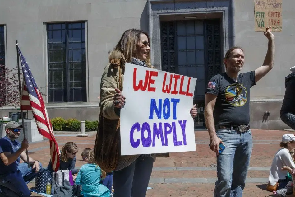 La protesta davanti al Campidoglio, a Richmond in Virginia: Noi non ci conformeremo (Ansa)