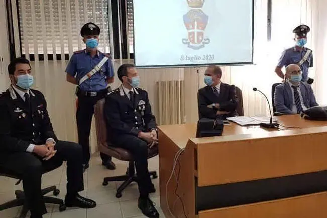 La conferenza stampa dei carabinieri (Ansa)