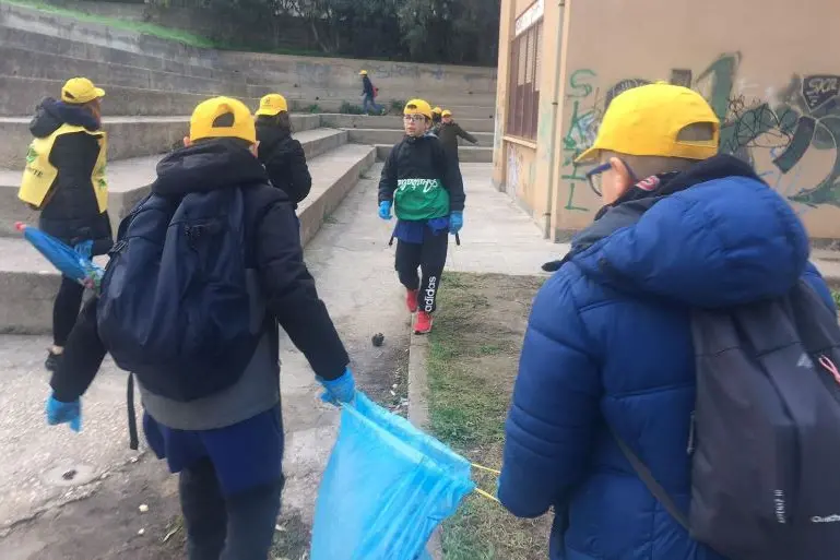 I volontari durante la raccolta rifiuti a Sorso (foto M. Pala)