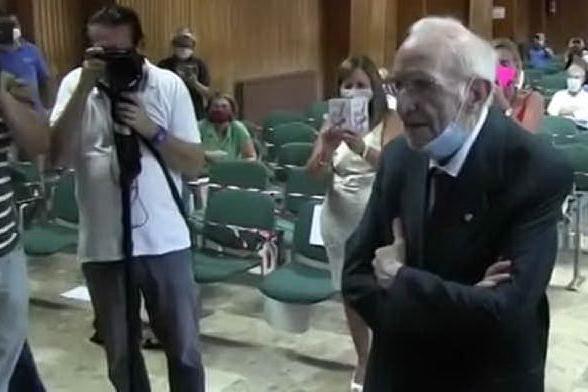 Giuseppe si laurea a 97 anni: è il dottore più anziano d'Italia