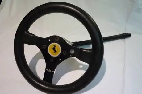 Il volante della sua Ferrari in mostra