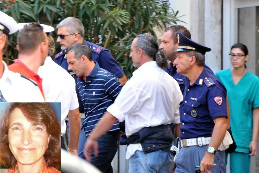 L'uomo (con la maglia a righe) fermato per l'omicidio di Paola Labriola, nel riquadro (Ansa - Turi)