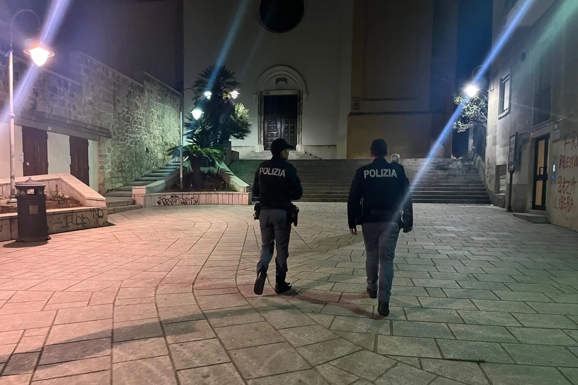 Controlli della polizia in piazza Sant'Eulalia a Cagliari