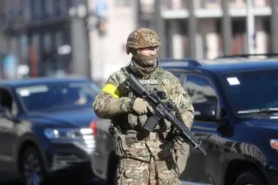 Un soldato ucraino al centro di Kiev (foto Ansa)
