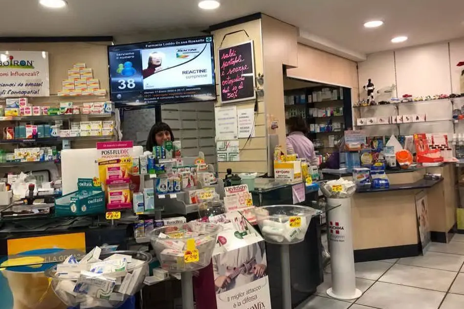 L'interno della farmacia, con una dipendente che ha dato l'allarme (foto E. Sanna)