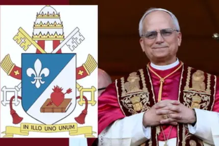 Lo stemma papale e, accanto, Leone XIV (foto via Ansa)