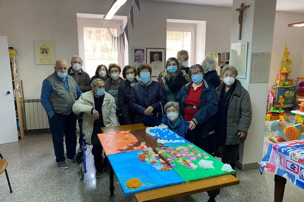 Le opere realizzate da anziane e anziani di Casa Serena (foto concessa)