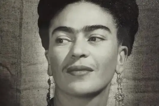 'Attraverso i miei occhi: Frida Kahlo e la costruzione del mito"