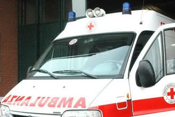 Un'ambulanza (foto archivio L'Unione Sarda)