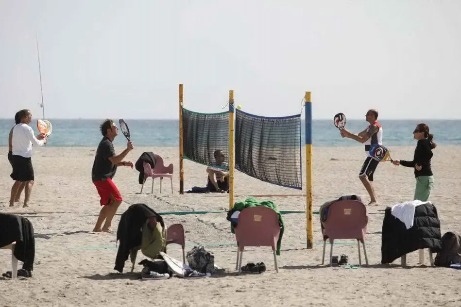 Una partita di beach tennis al Poetto