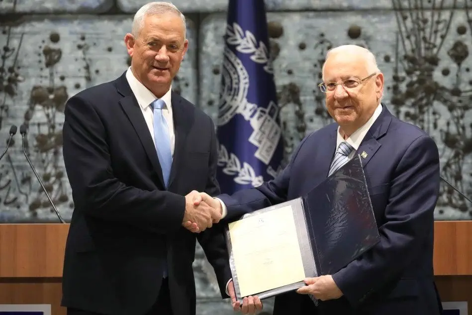 A destra il presidente israeliano Reuven Rivlin con Benny Gantz (Ansa)