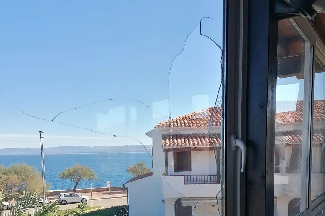 Le vetrate distrutte del ristorante "L'Ostrica" a Porto Torres (foto Tellini)