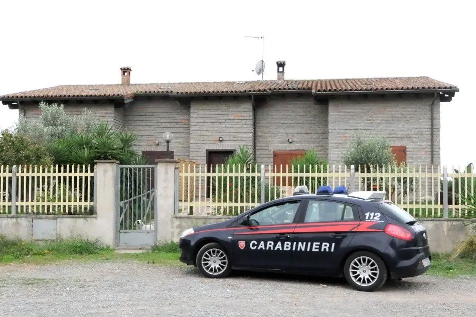 Un'auto dei carabinieri davanti alla casa del commerciante (foto Cucca)