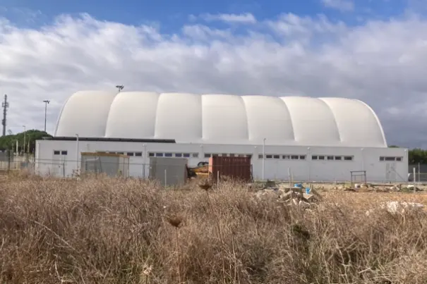 La tensostruttura sportiva a Porto Torres (foto Pala)