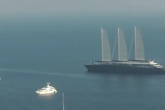 A Capri i 220 metri del più grande yacht a vela del mondo