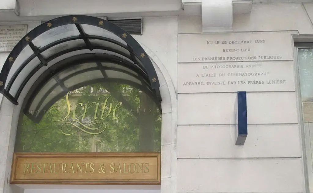 La targa che ricorda la prima proiezione, a Parigi, in boulevard de Capucines