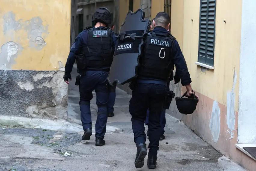 Sassari, gli agenti durante la retata (Foto Floris)
