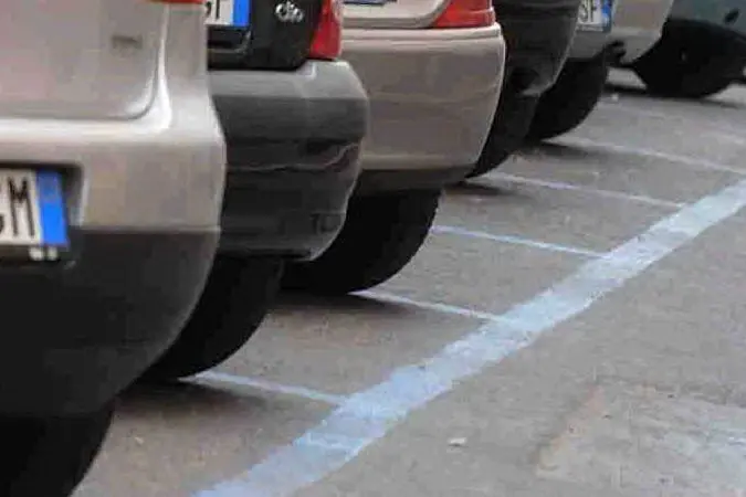 Auto parcheggiate sulle strisce blu