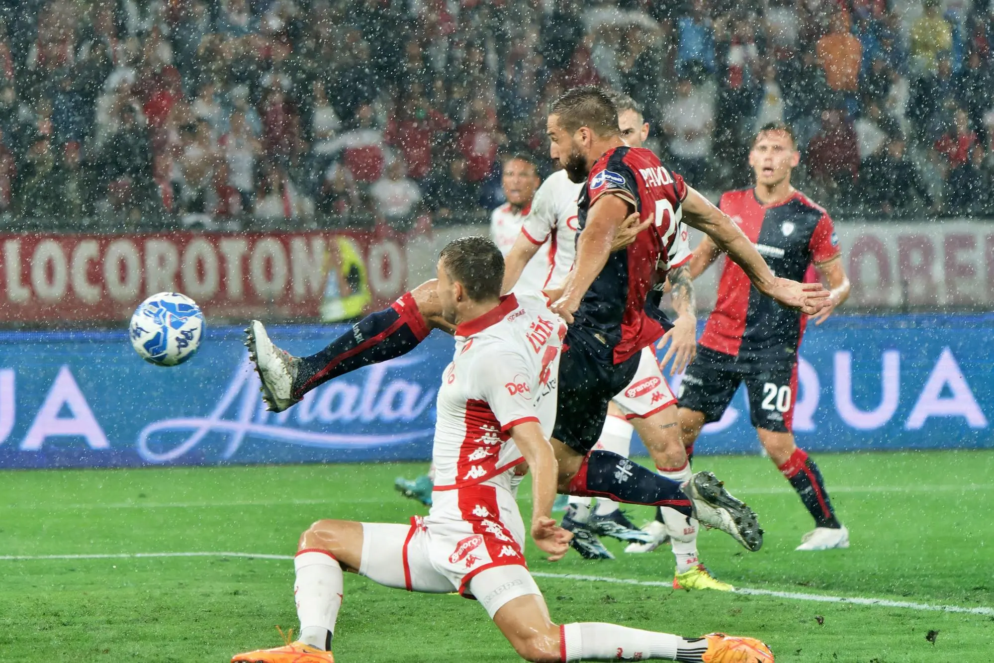 Leonardo Pavoletti segna il gol della vittoria di Bari-Cagliari (Ansa)