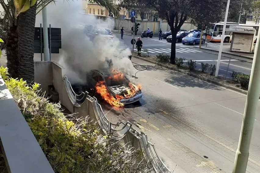 L'auto in fiamme in viale Poetto (L'Unione Sarda)