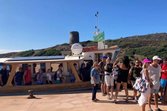 Turisti all'Asinara (foto Pala)