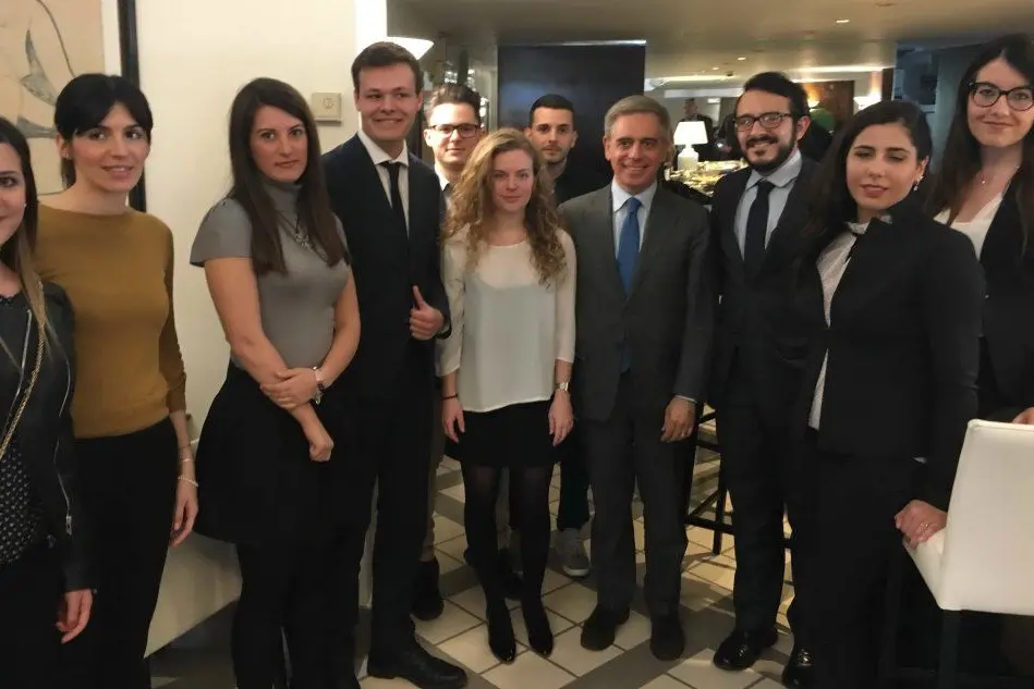 Stefano Maullu, eurodeputato Forza Italia, con i dieci giovani laureati