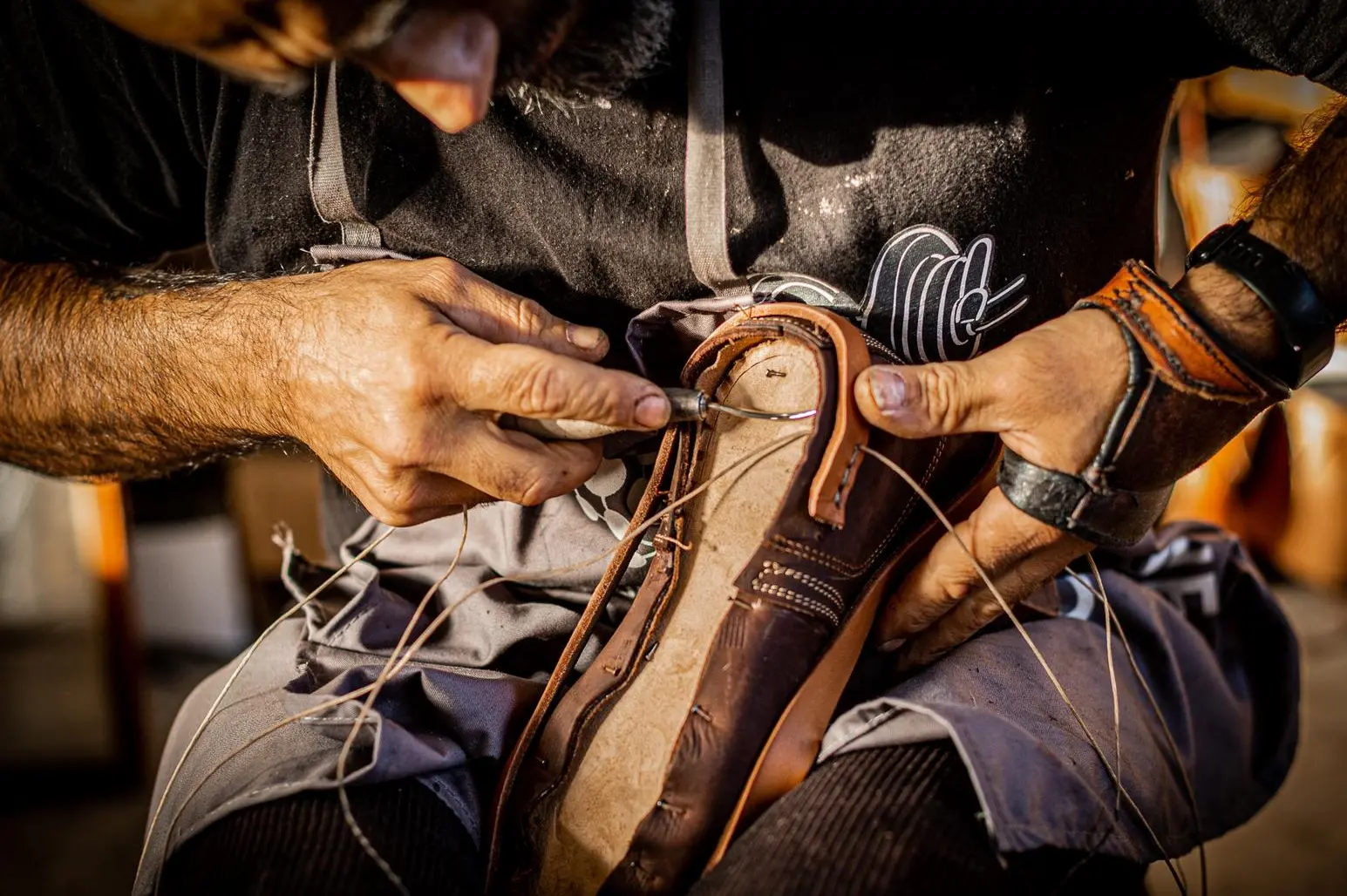 Alessio Orrù mentre lavora una scarpa (foto concessa)