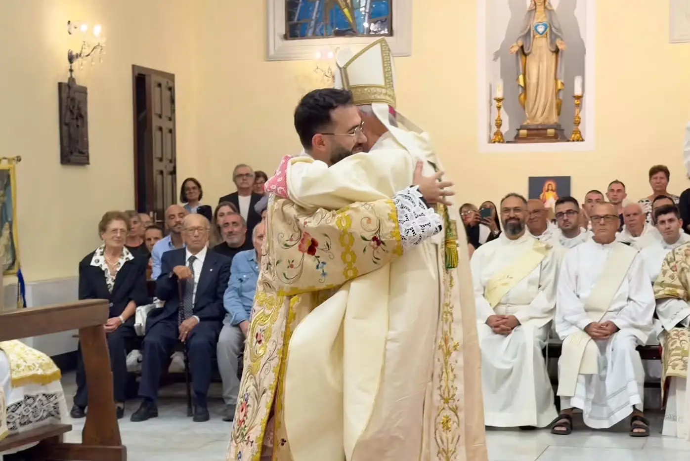 L'abbraccio tra Francesco Romano e il vescovo Antonello Mura (foto Laura Porcu)