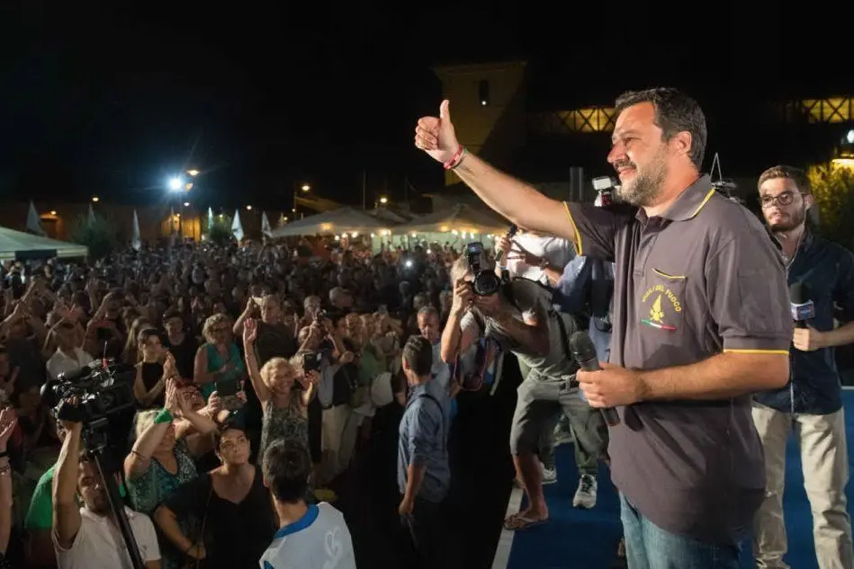 Matteo Salvini a Cervia durante un comizio. (Foto Ansa)
