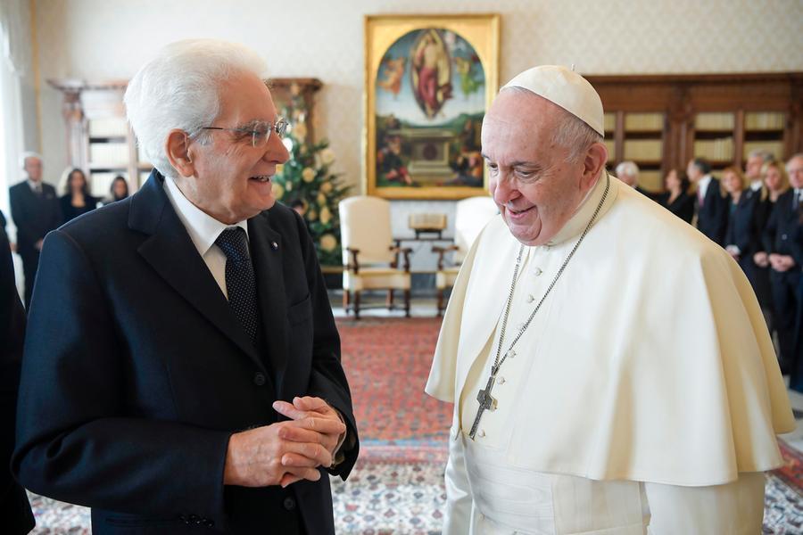 Mattarella scrive al Papa: “Sì alla pace, ma sia fondata sulla giustizia”