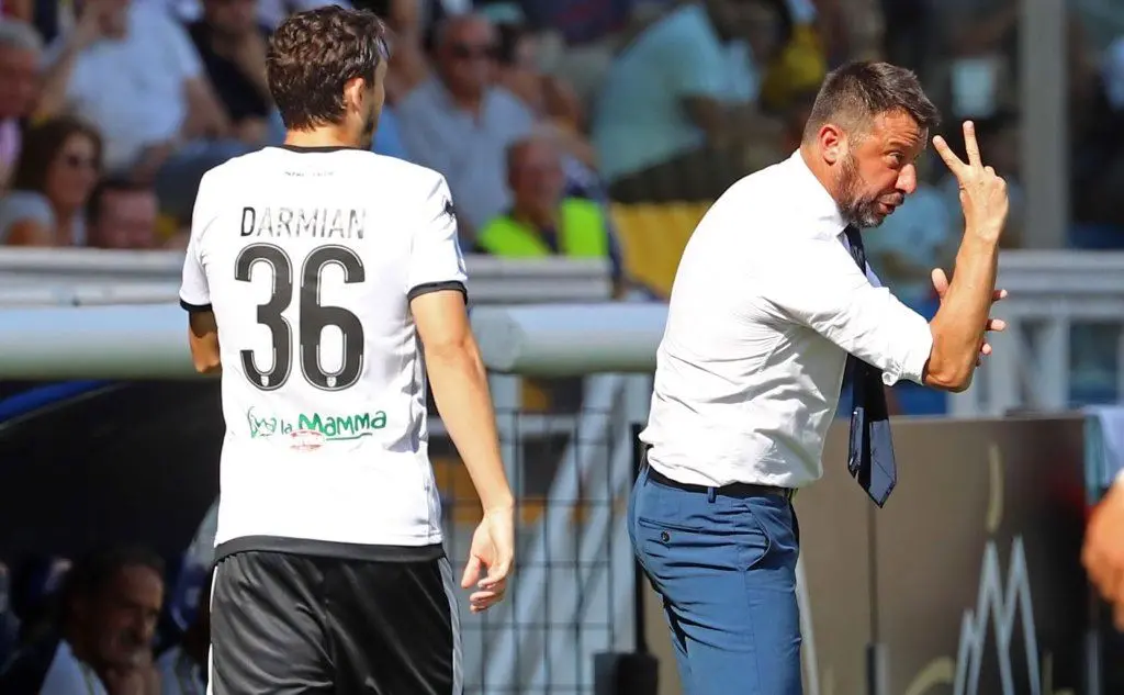 L'allenatore del Parma D'Aversa dà indicazioni alla squadra