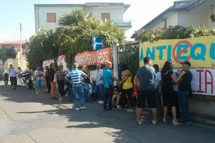 La mobilitazione davanti all'abitazione del commerciante (foto da Facebook)