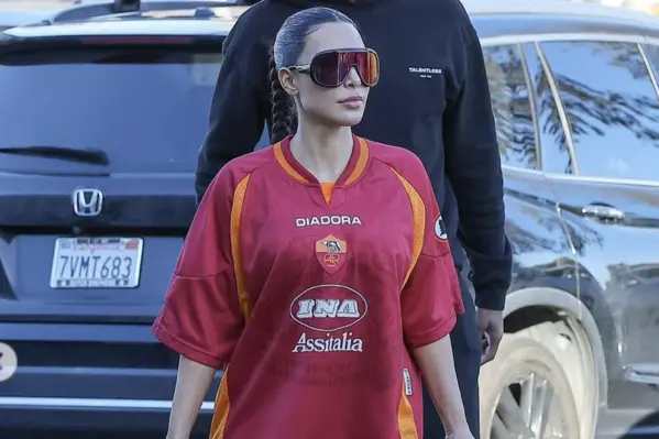 Kim Kardashian con la maglia della Roma (foto Twitter)