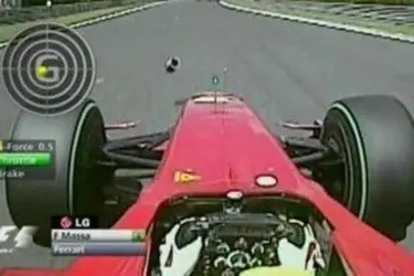 Un fermo immagine tratto da Rai sport di Massa pilota della Ferrari dopo l'incidente capitatogli nel corso delle qualifiche del Gp d'Ungheria. Nelle immagini televisive si vede la molla staccatasi dalla Brawn Gp di Barrichello (foto: Ansa)
