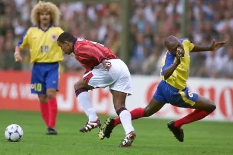 BOL32 - 19980626 - LENS, FRANCE : English Paul Ince (l) dribbles past Colombian Freddy Rincon at Felix Bollaert stadium in Lens, northern France, during their 1998 Soccer World Cup group G first round match. (ELECTRONIC IMAGE) EPA/AFP/ OLIVIER MORIN