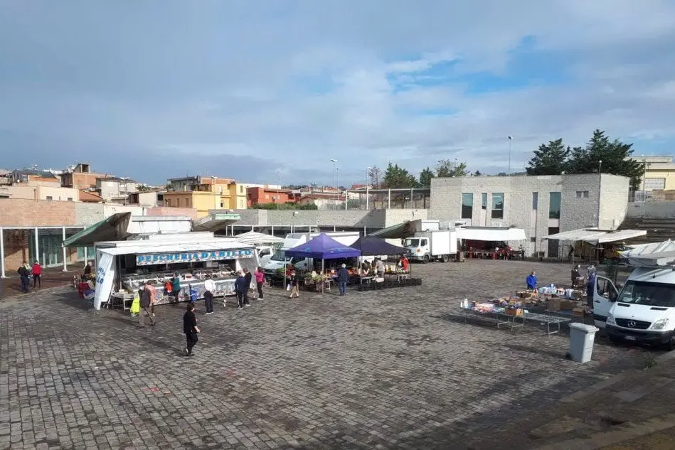 Il mercato in piazza Sant'Isidoro (L'Unione Sarda - Serreli)