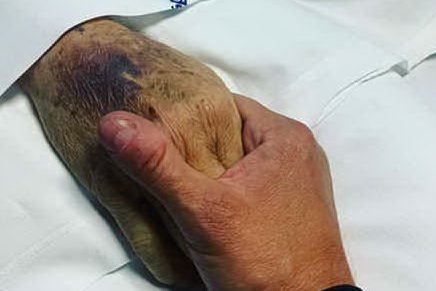 Max Biaggi stringe la mano del padre (foto Instagram)