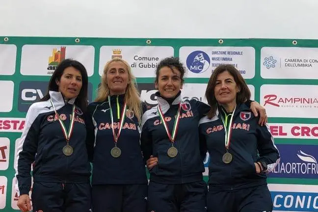 Il quartetto della Cagliari Atletica Leggera con la medaglia di bronzo: al centro Roberta Ferru, a sinistra Federica Frongia, a destra Simonetta Pili e Milena Pisu (foto Lasio).