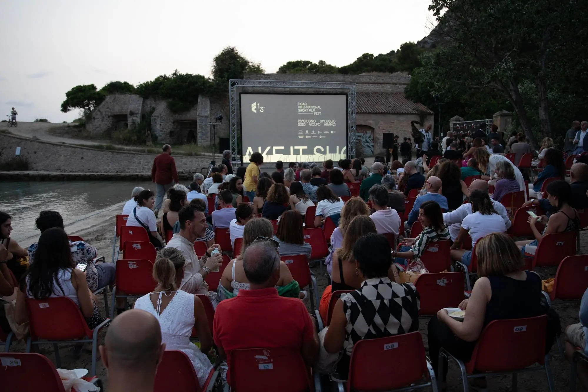 Un’immagine di una proiezione a Cala Moresca (foto Paolo Azzara)