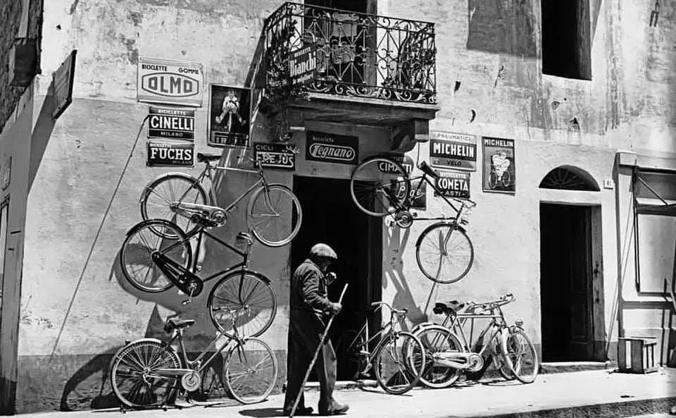 Negozio di biciclette a Olbia (foto della mostra di Suschitsky)
