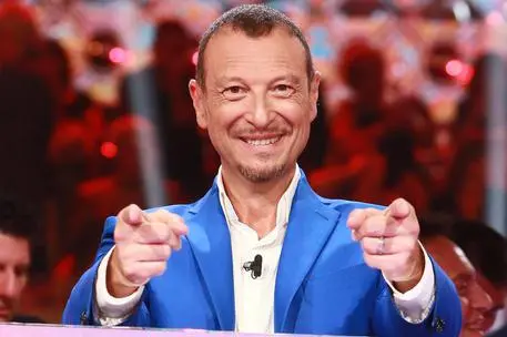 Il conduttore televisivo Amadeus nel corso di una registrazone della puntata del programma RAI 'Reazione a Catena', 15 giugno 2015. ANSA/RAI Stefano Colarieti ANSA PROVIDES ACCESS TO THIS HANDOUT PHOTO TO BE USED SOLELY TO ILLUSTRATE NEWS REPORTING OR COMMENTARY ON THE FACTS OR EVENTS DEPICTED IN THIS IMAGE; NO ARCHIVING; NO LICENSING