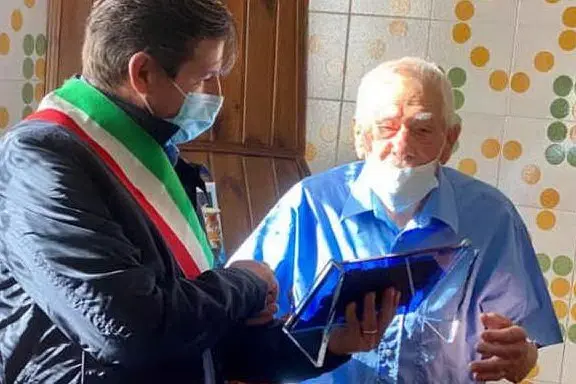 Il sindaco di Domusnovas consegna a Andrea Pintore la targa per il centesimo compleanno